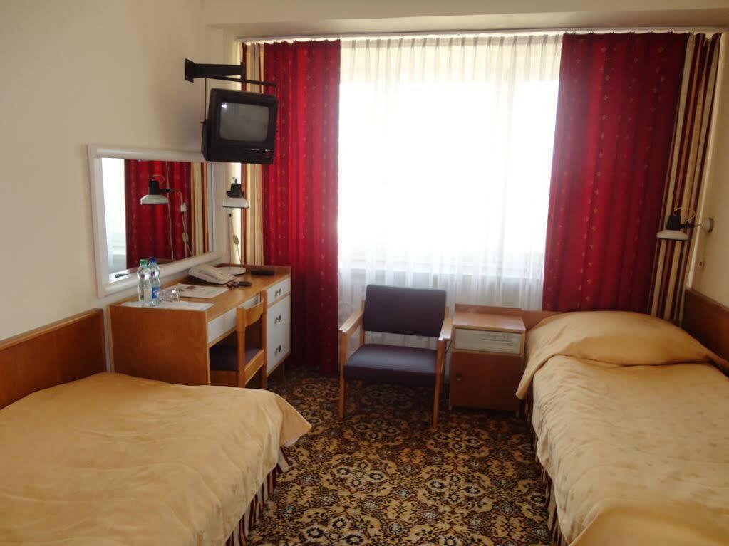 Hotel Accademia Ostrowiec Świętokrzyski Esterno foto